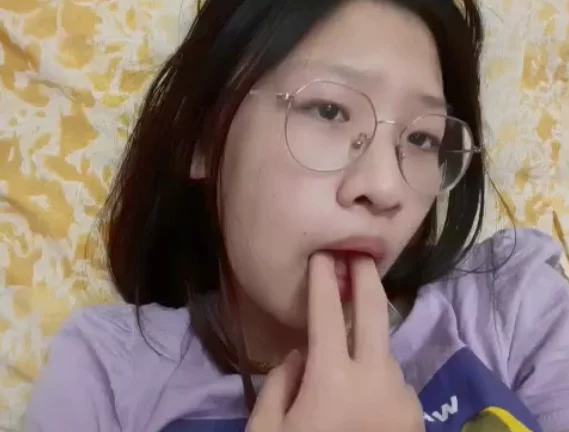 Bé kính cận chọt bím hồng bằng đồ chơi P2 – Việt Nam