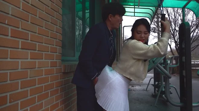 Cặp đôi thử cảm giác chơi nhau public ngoài trời – Hàn Quốc