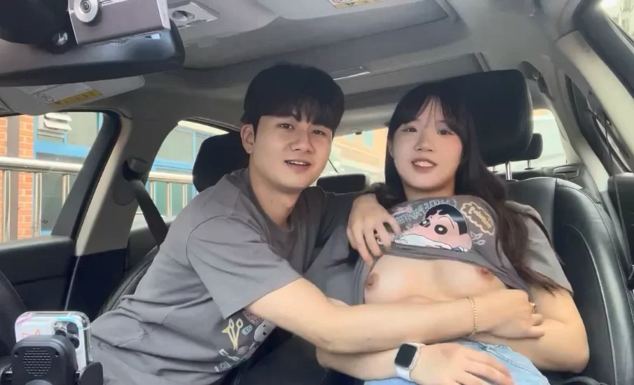 Couple cute mút vú trong ôtô – Việt Nam