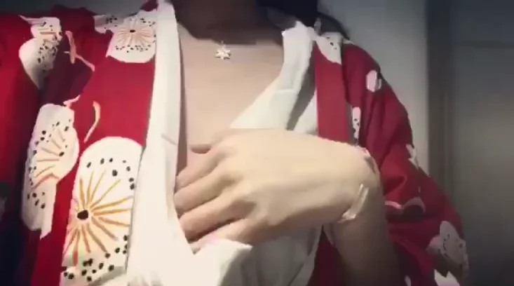 Em cởi bộ kimono đỏ – Việt Nam