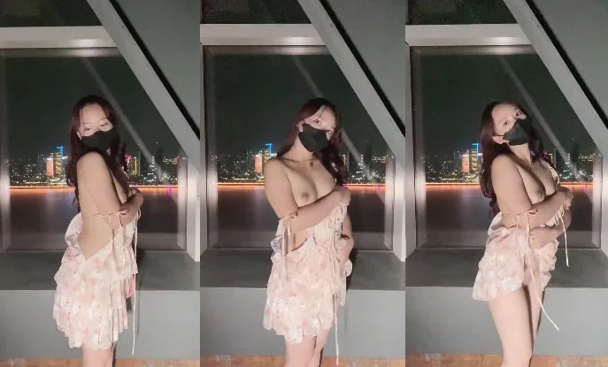 Em đeo khẩu trang trói bằng dây đỏ – Việt Nam